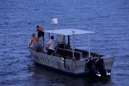 Archipel-des-Comores;-Bateau;-France;-Hommes;-Kaleidos;-Kaleidos-images;-La-parole-à-limage;-Laurent-Abad;-Mayotte;-Mer;-Moteurs;-Océan-Indien;-Plongée;-Plongeur;-Stories-Pictures